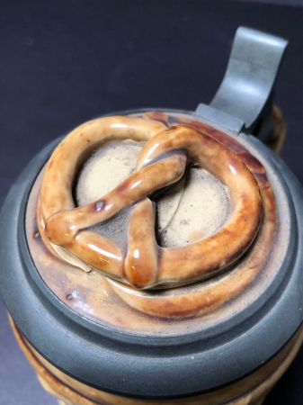 German Pretzel Beer Stein Mettlach V&B 10.jpg