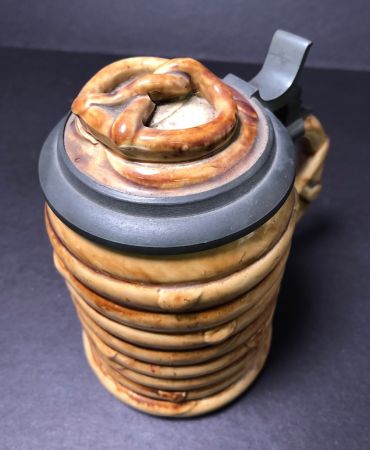 German Pretzel Beer Stein Mettlach V&B 4.jpg